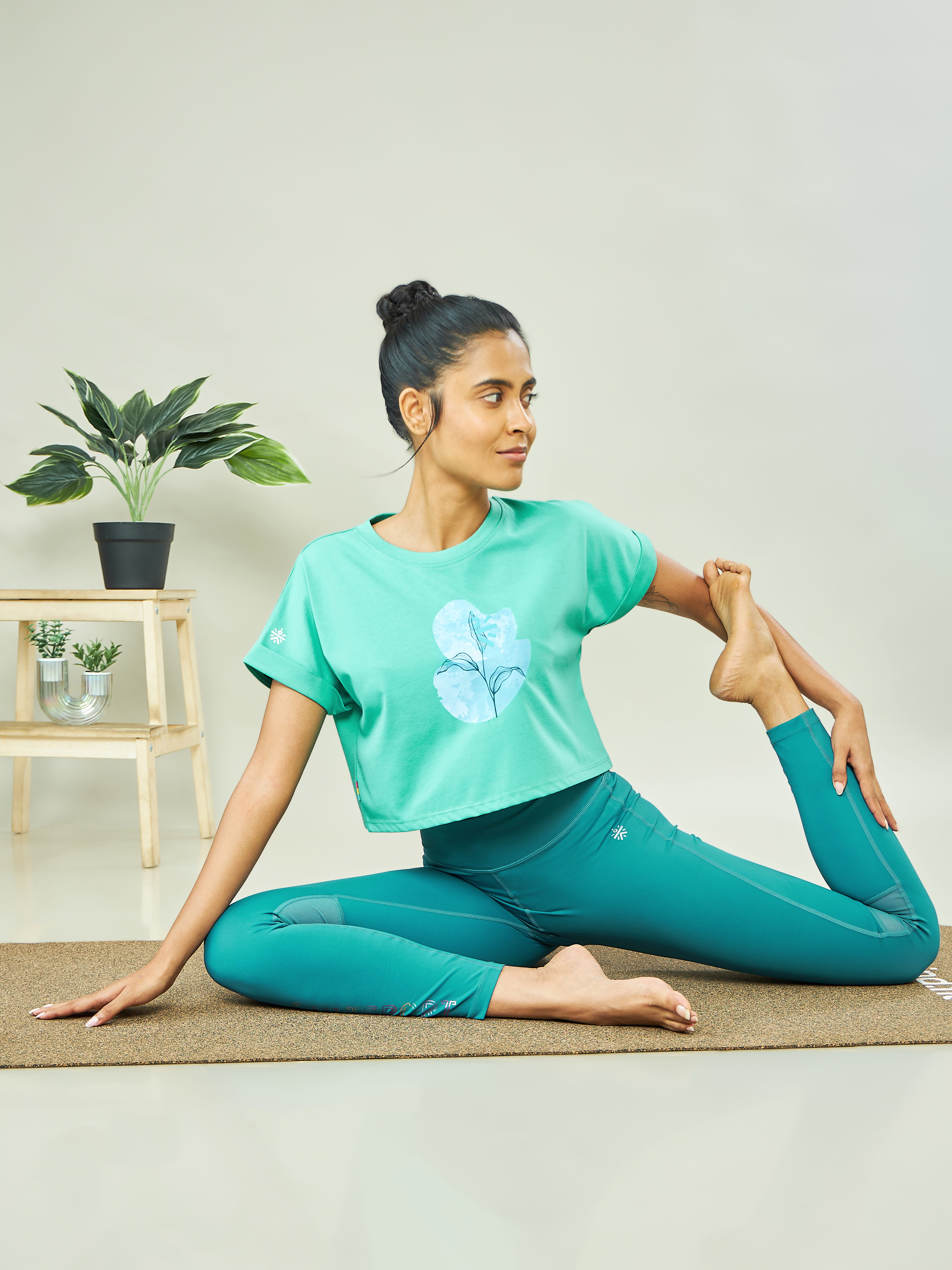 Graphic Print Yoga Crop Top