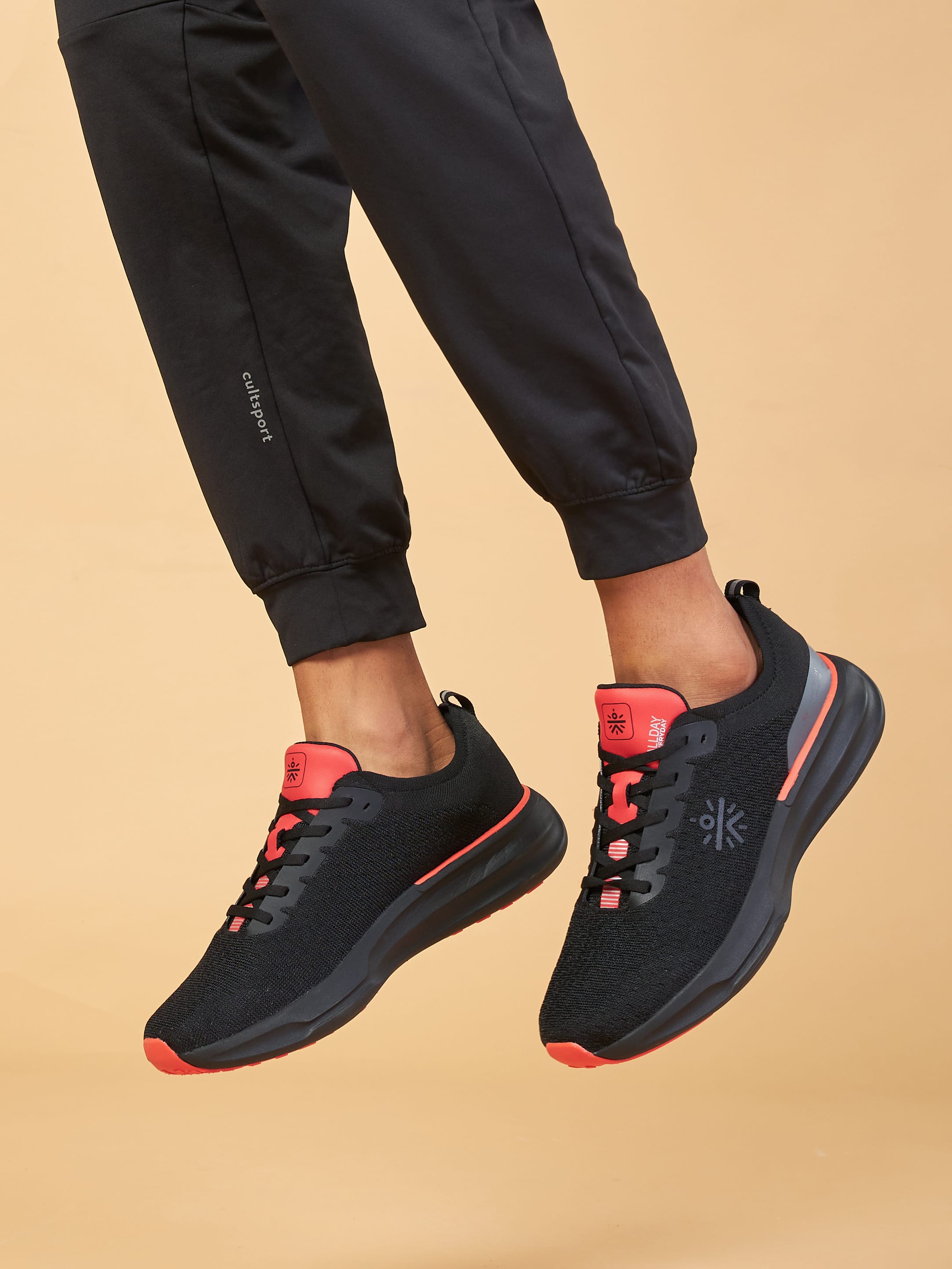 cult Versa Fly Men Running Shoes - Black/Red