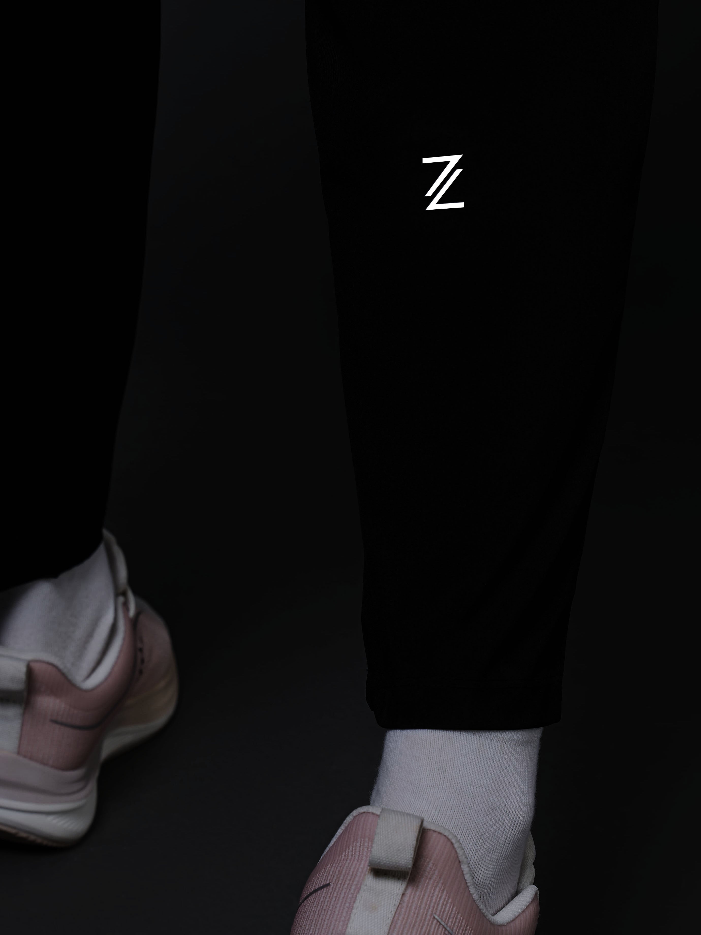 Women's Black Run Elevate Cropped Trackpants