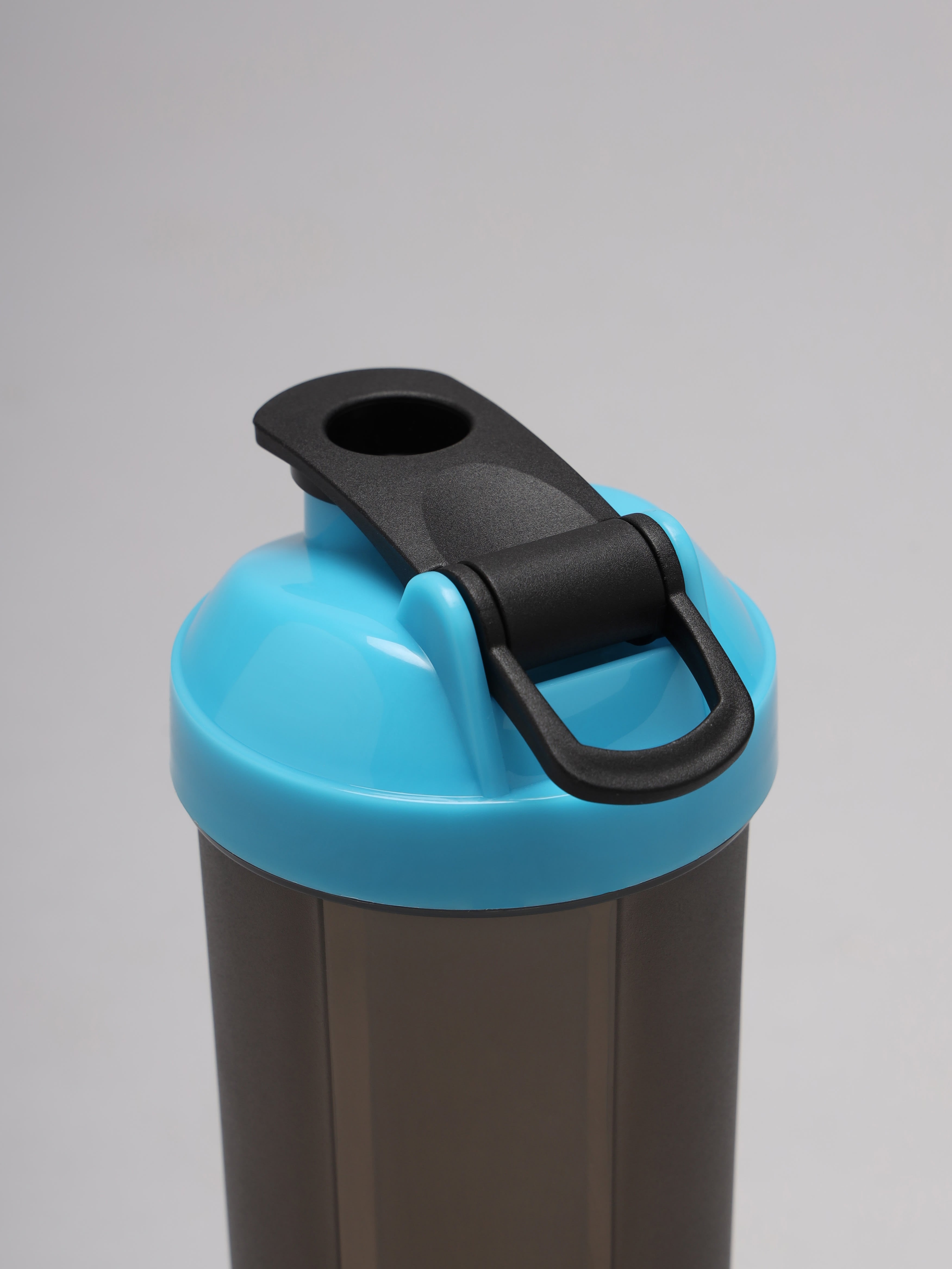 Spill Proof Flip Top Shaker with Blender Ball
