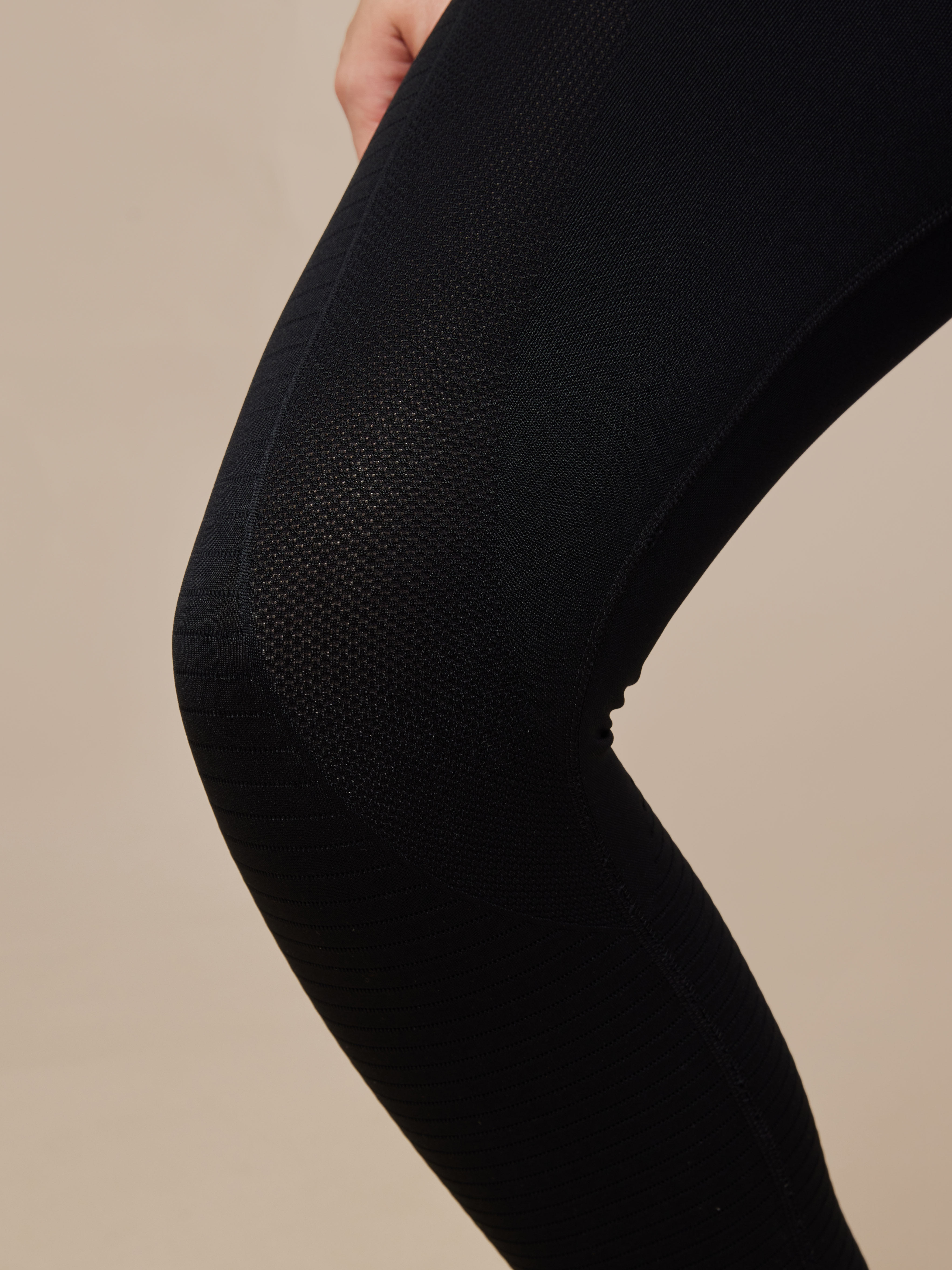 Women's Seamless Body Snug Jacquard Structured Black Sports Tights