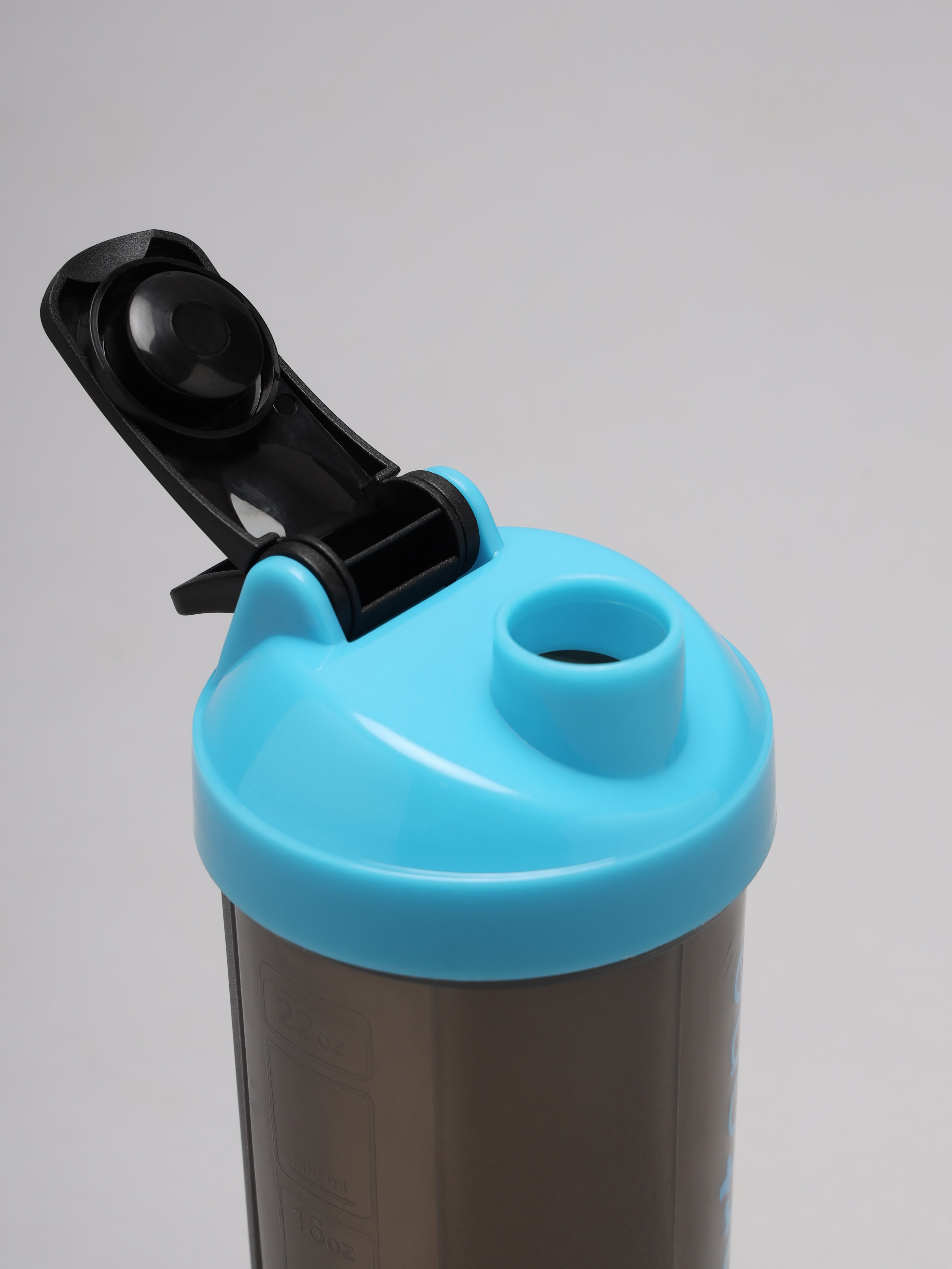 Spill Proof Flip Top Shaker with Blender Ball