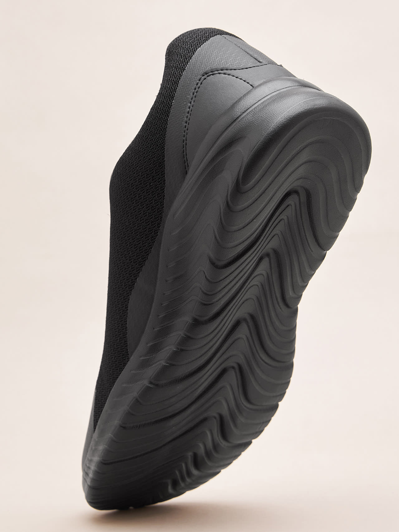 Avant Men's Trigger Walking Shoes-Black