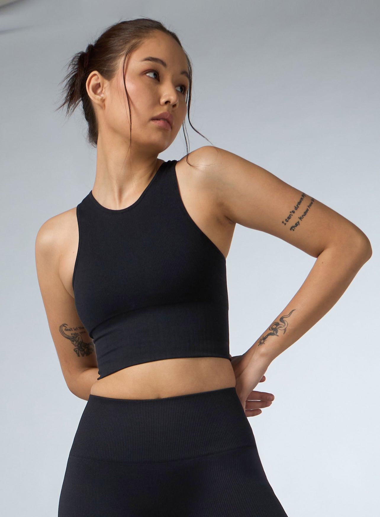 Women's Black Versatile Cropped Top Seamless Medium Support Bra