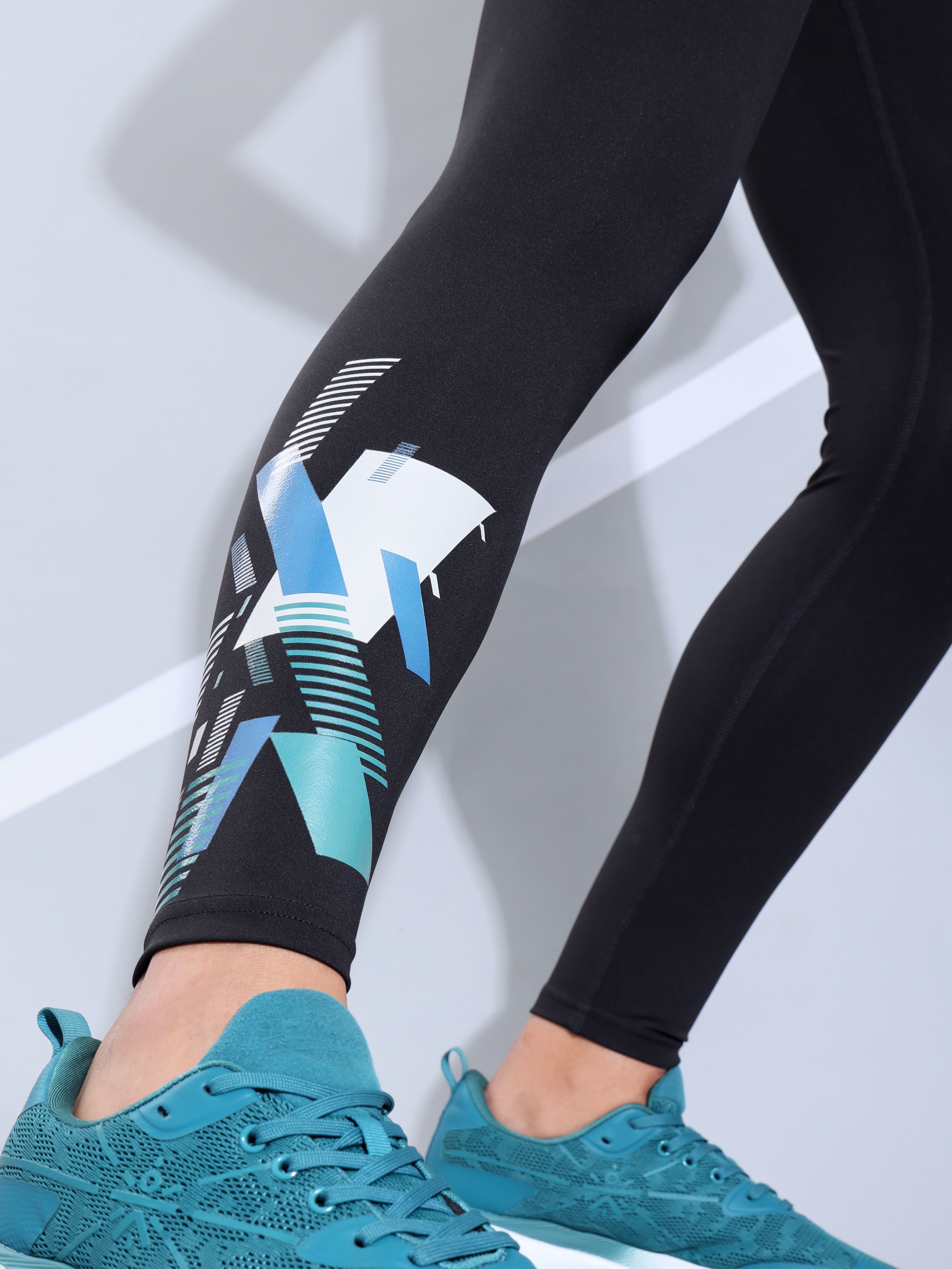 Black Absolute Fit Tights with Printed Design and Back Pocket