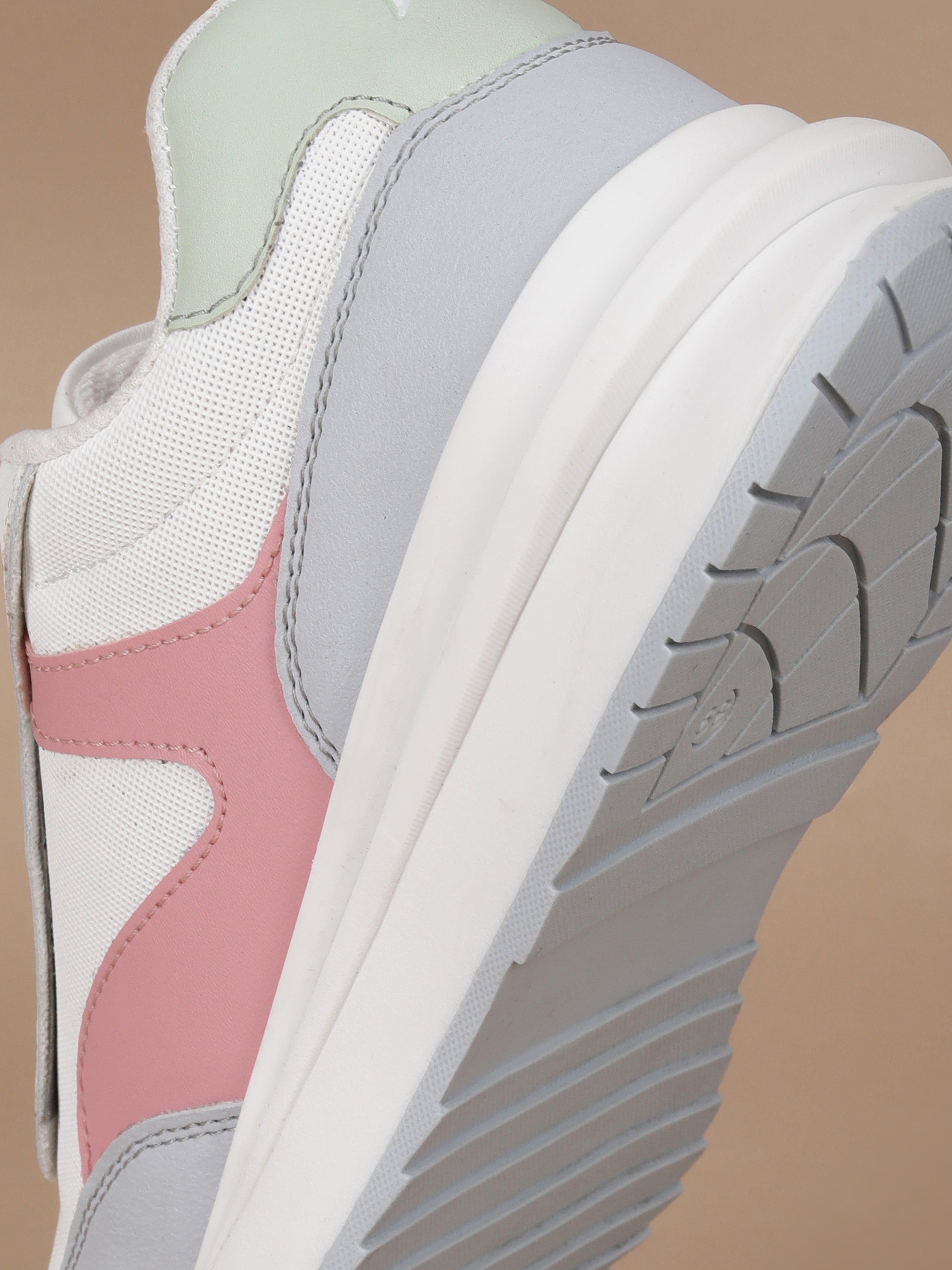 Avant Women's Mova Sneakers - White