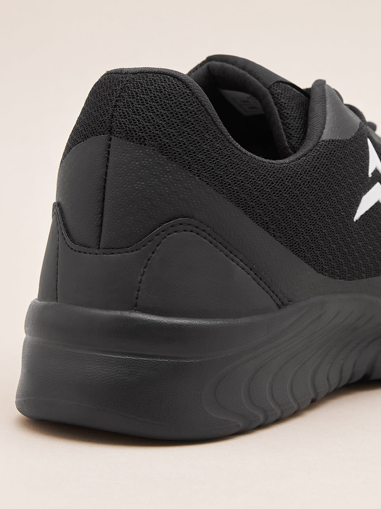 Avant Men's Trigger Walking Shoes-Black