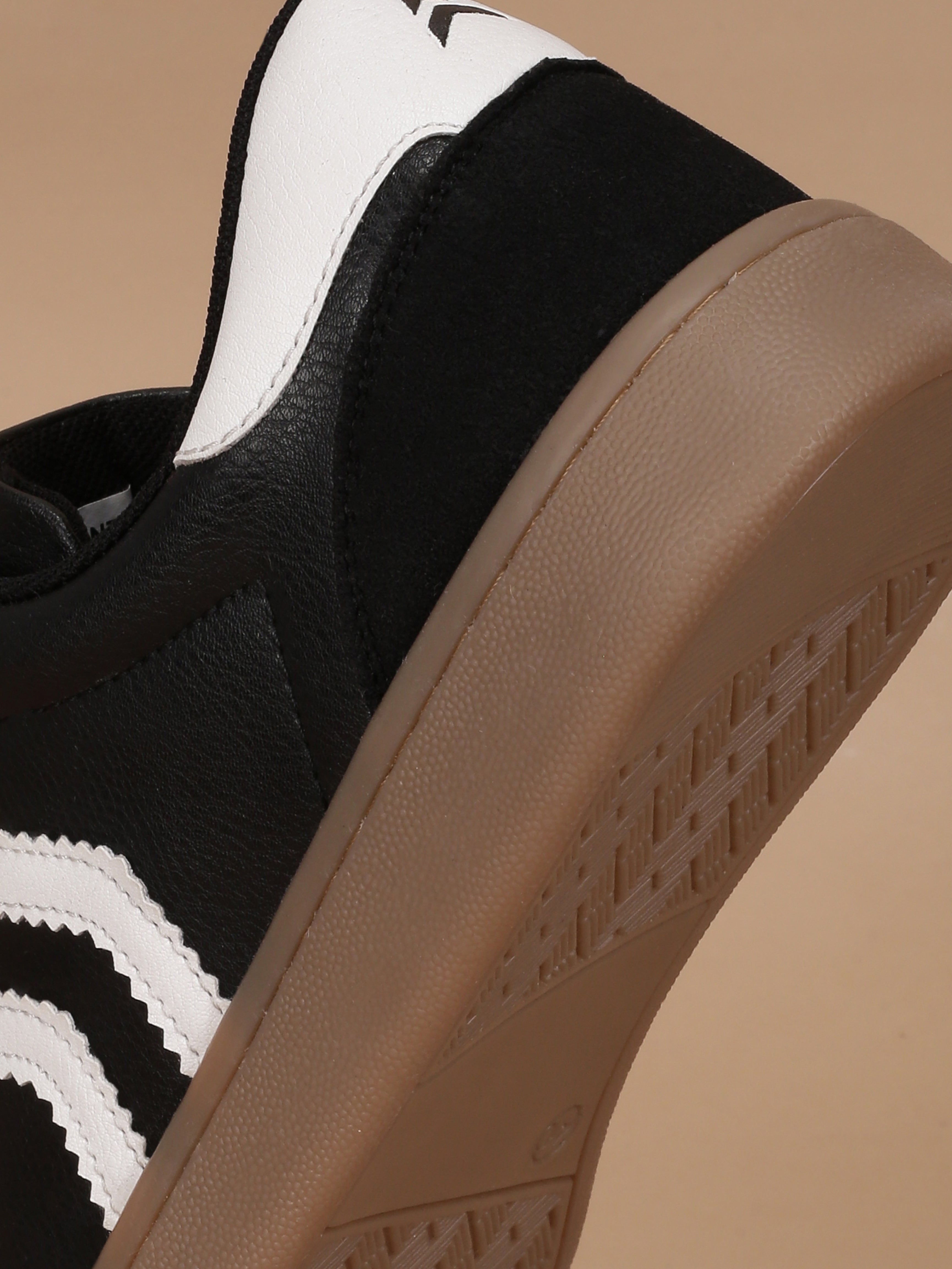 Avant Women's Era Sneakers - Black/White