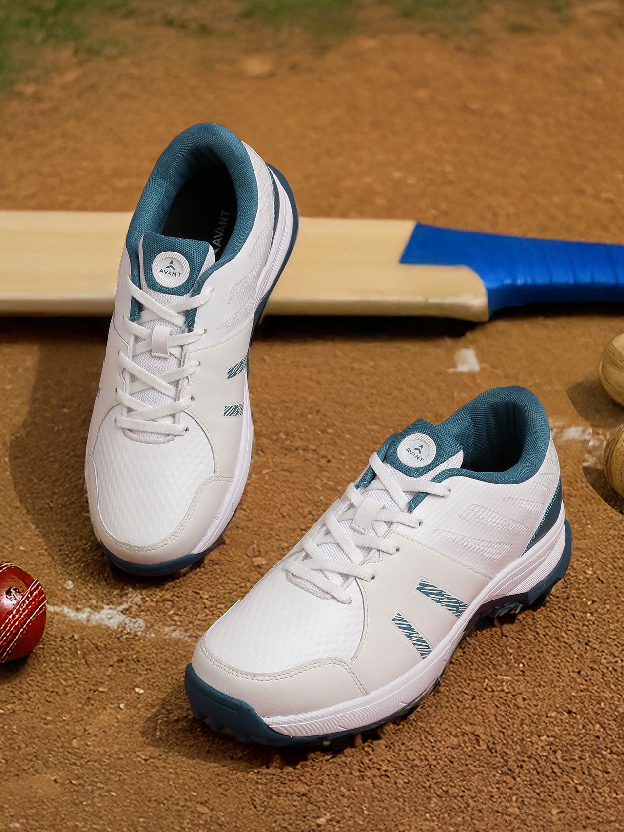 Avant Men's Outfield Cricket Shoes - White/Teal