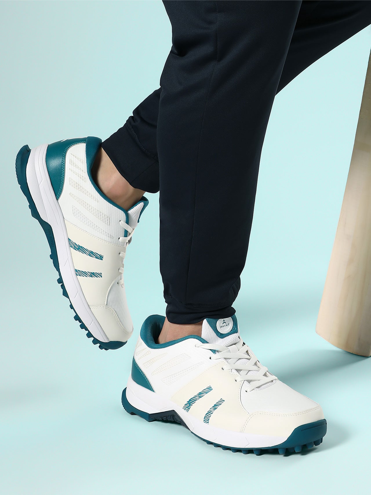 Avant Men's Outfield Cricket Shoes - White/Teal