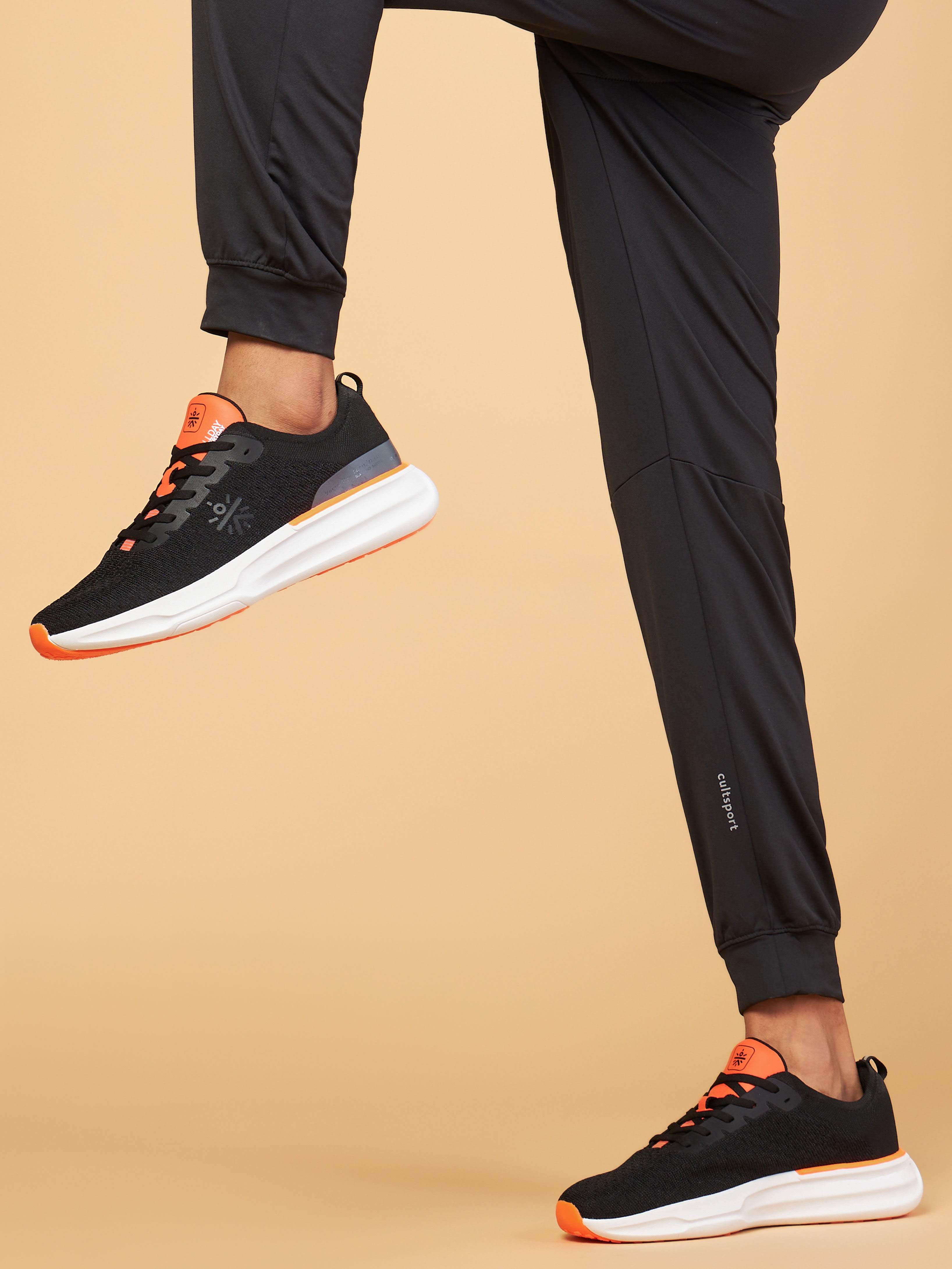 cult Versa Fly Men Running Shoes - Black/Orange